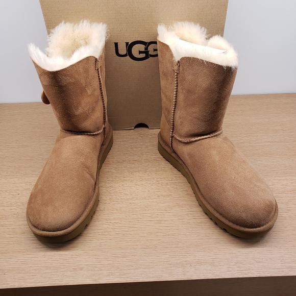 UGG BAILEY BUTTON II SHORT CHESTNUT New in Box - Picture 1 of 10